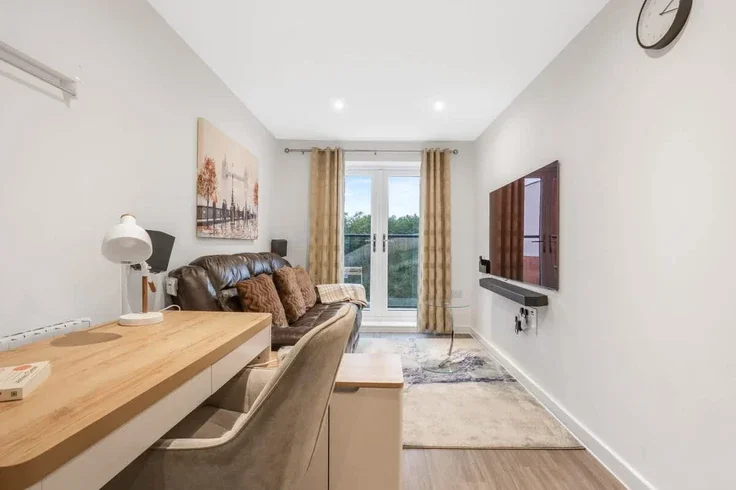 Flat Skybridge Close in Coventry