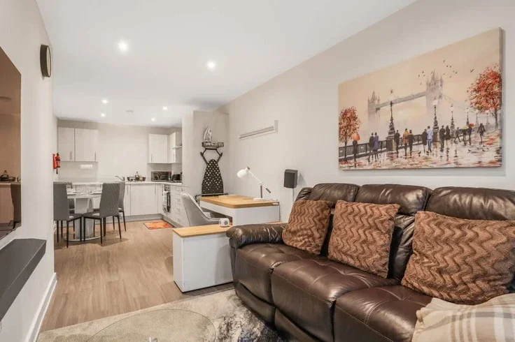 Flat Skybridge Close in Coventry