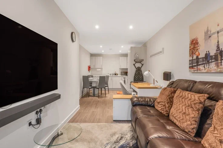 Flat Skybridge Close in Coventry
