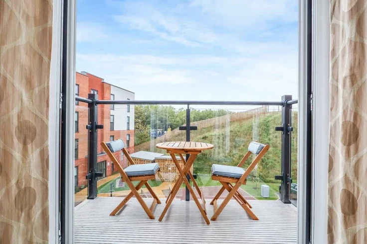 Flat Skybridge Close in Coventry