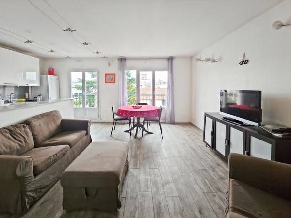 Room Rue de Londres in Massy