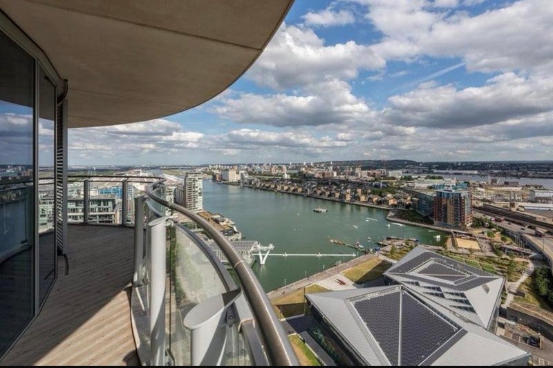 Flat Silvertown Way in Greater London