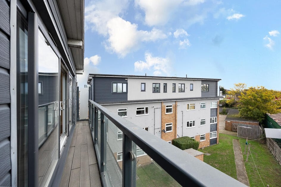 Flat Badminton Close in Greater London