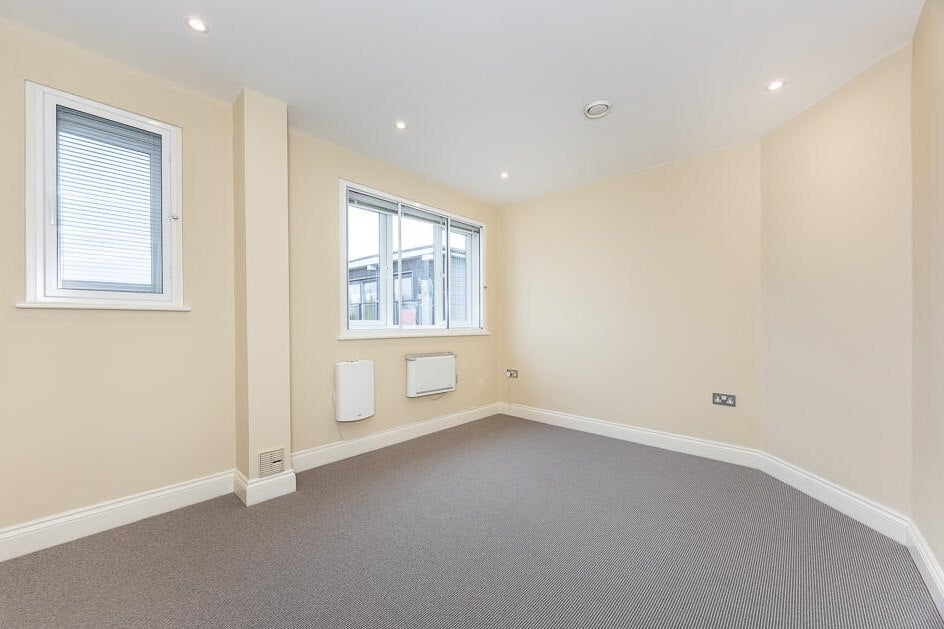 Flat Badminton Close in Greater London