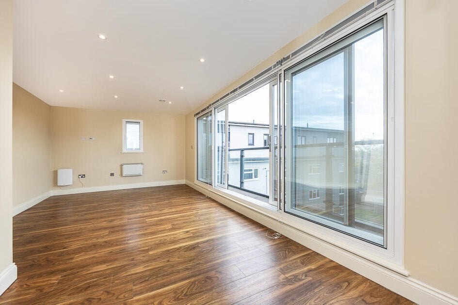 Flat Badminton Close in Greater London
