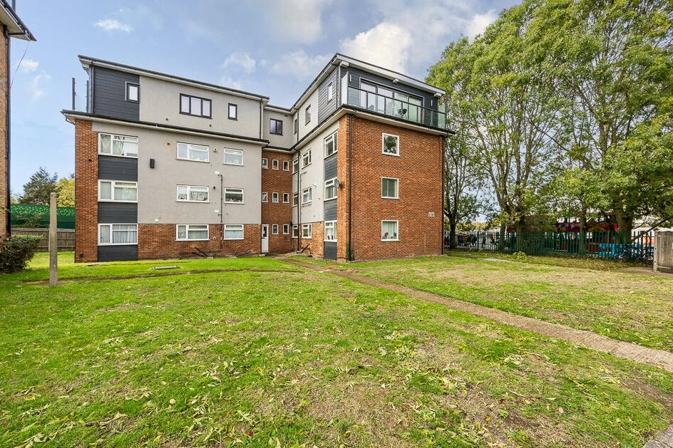 Flat Badminton Close in Greater London