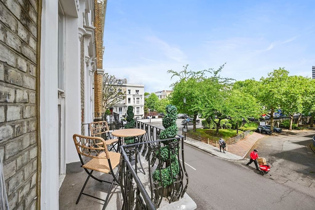 Flat Ledbury Road in City of Westminster