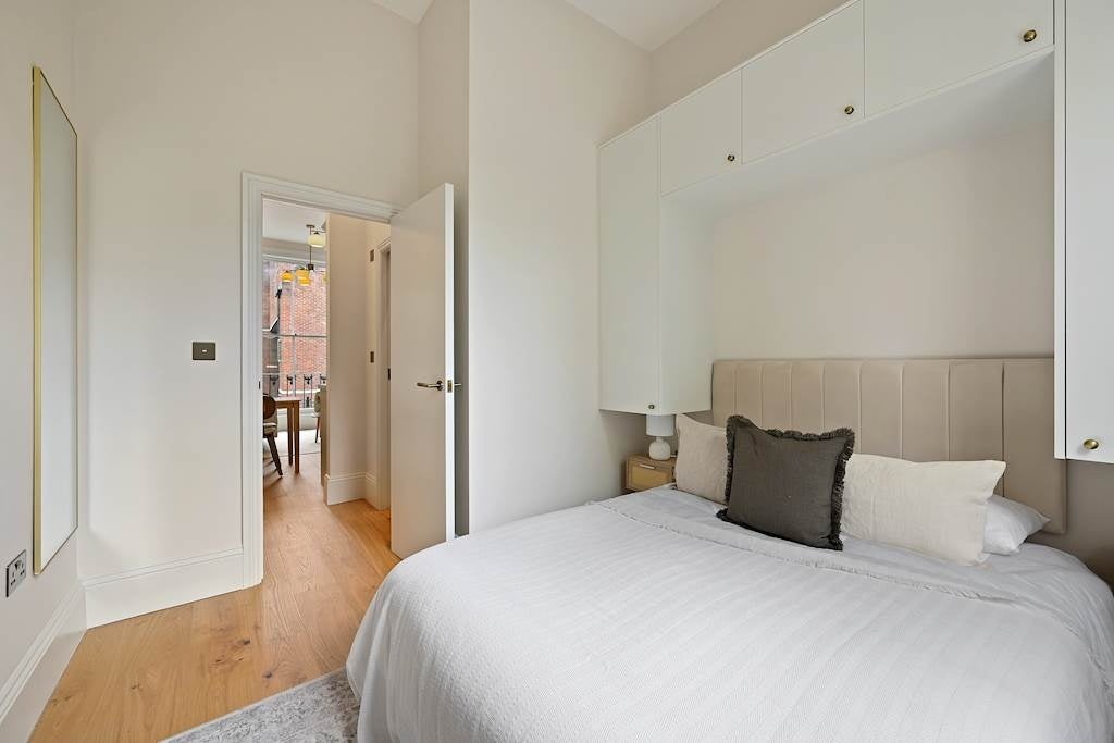 Flat Ledbury Road in City of Westminster