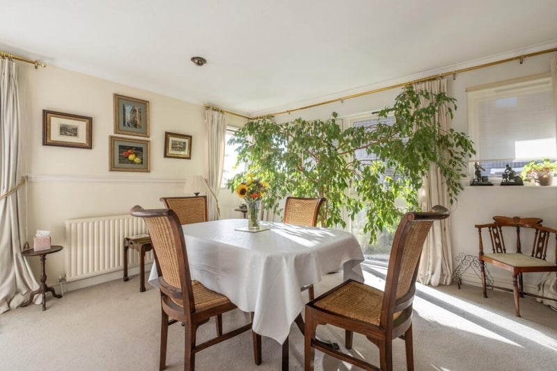 Flat Warwick Drive in Greater London