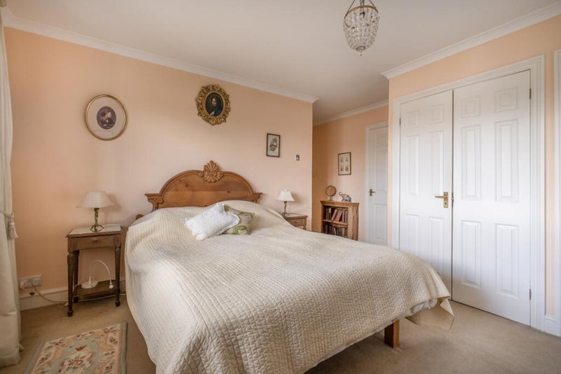 Flat Warwick Drive in Greater London