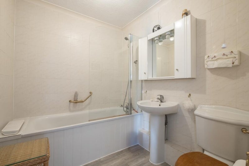 Flat Warwick Drive in Greater London
