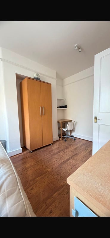 Room Wandsworth High Street in Greater London