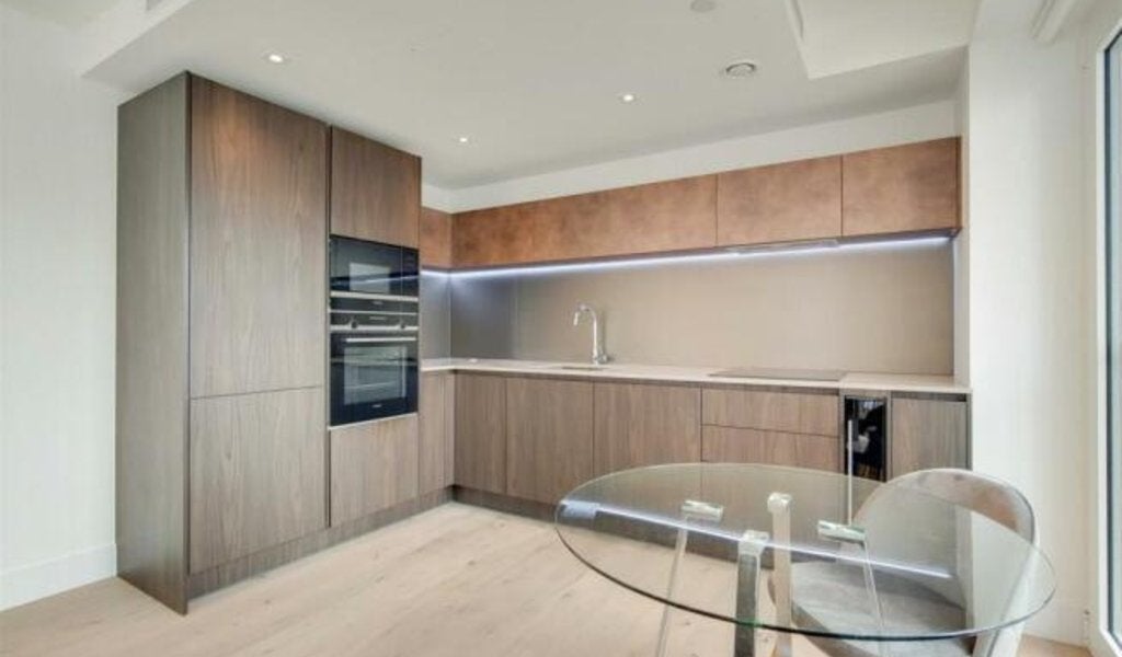 Flat Miles Street in Greater London
