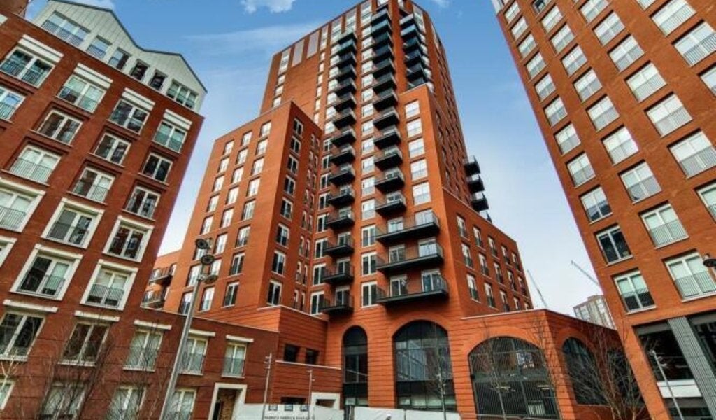 Flat Miles Street in Greater London