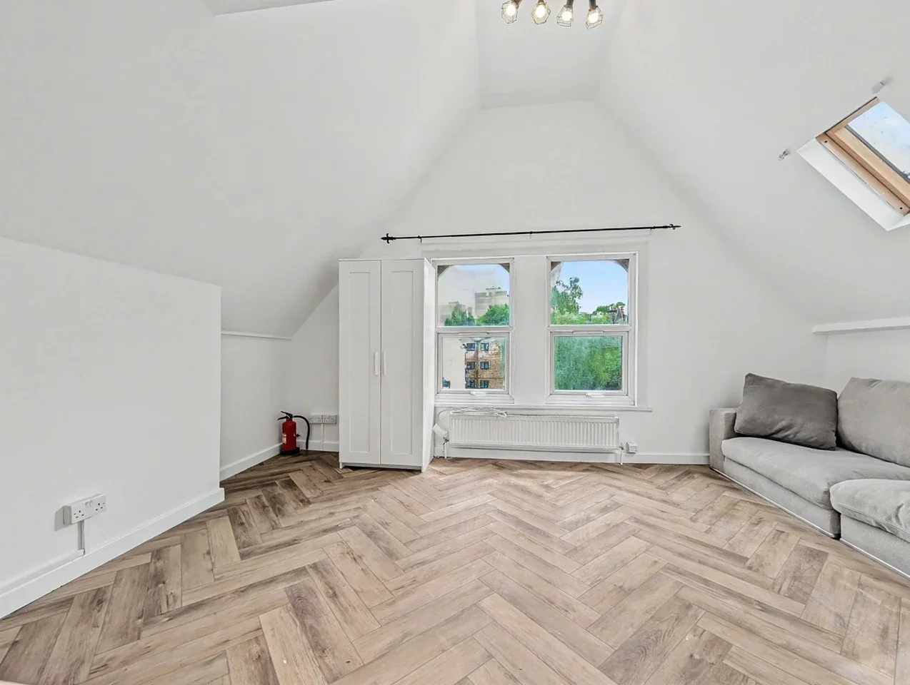 Flat Hermitage Road in Greater London