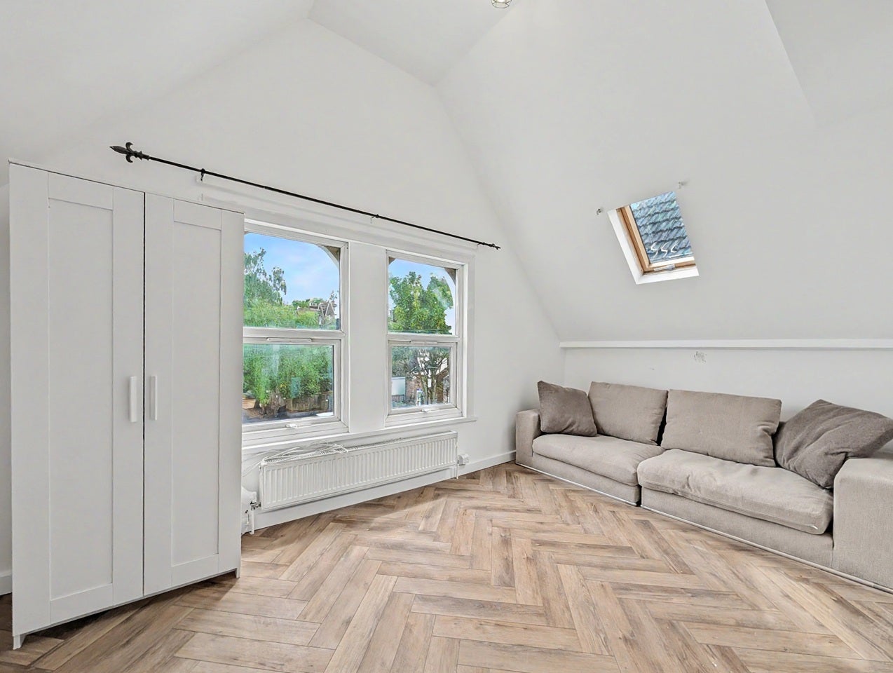 Flat Hermitage Road in Greater London