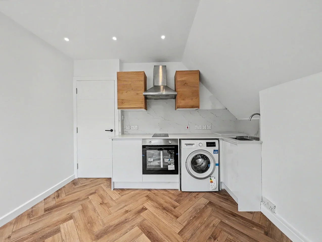 Flat Hermitage Road in Greater London