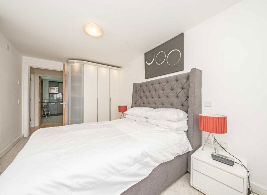 Flat Naoroji Street in Greater London
