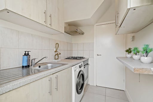 Room Fairfield Drive in Greater London
