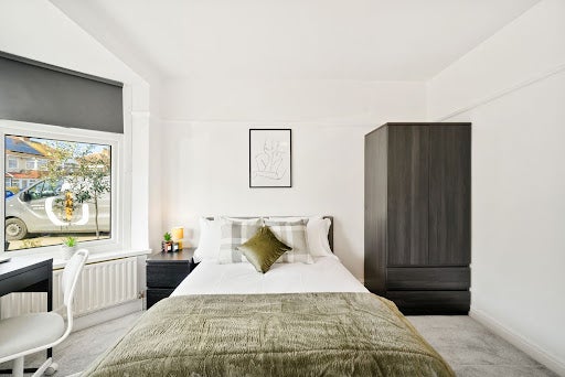 Room Fairfield Drive in Greater London