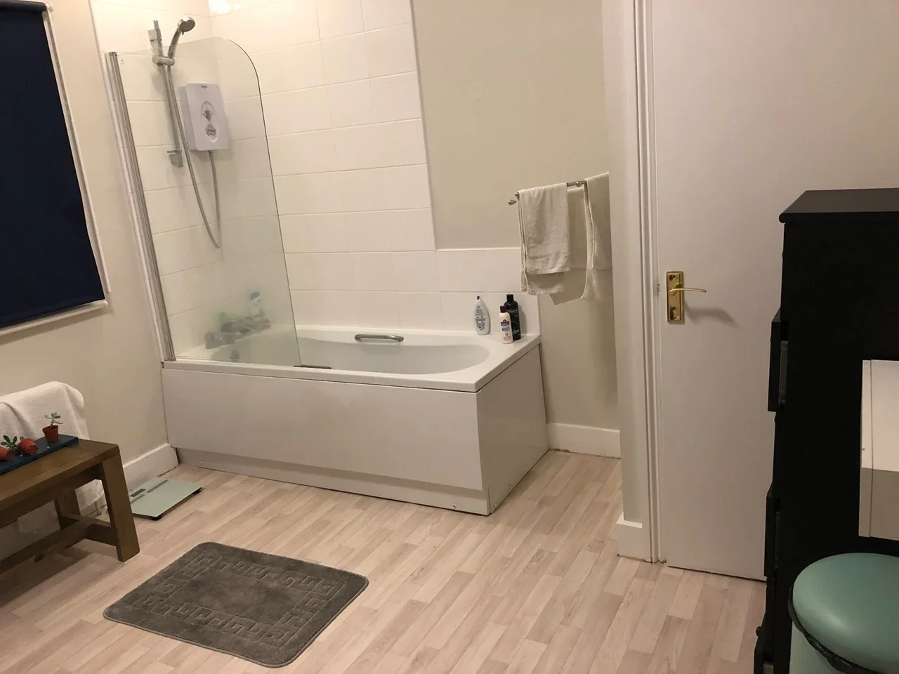Room Edgwarebury Lane in Greater London