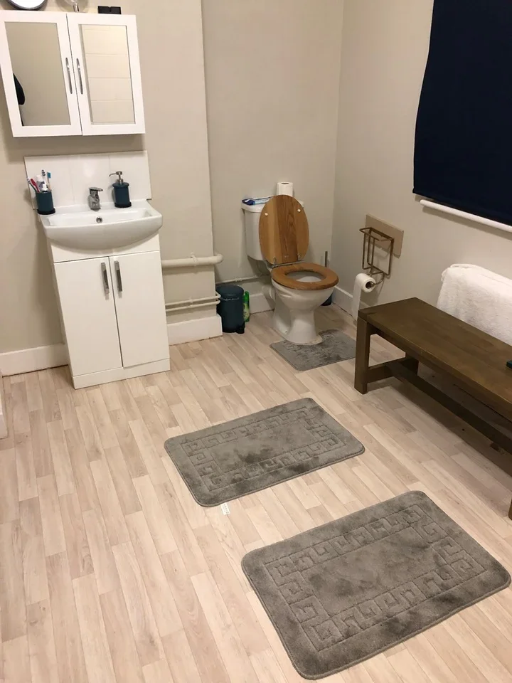Room Edgwarebury Lane in Greater London