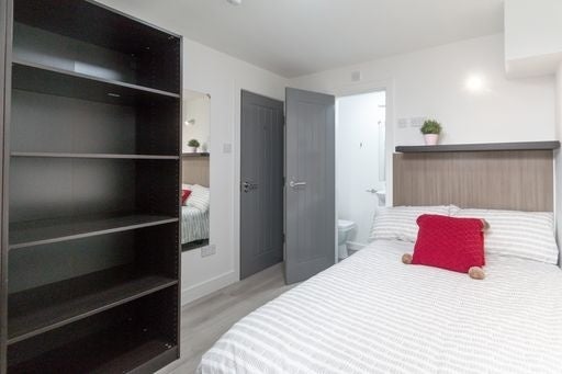 Room Adelaide Road in Liverpool