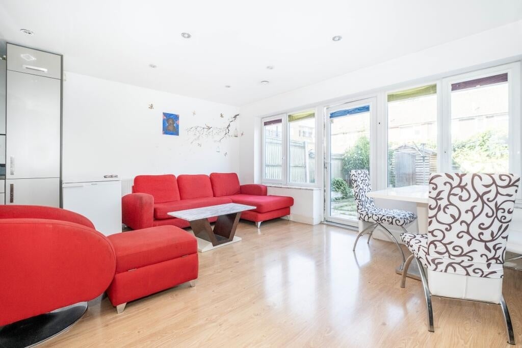 House Pontes Avenue in Greater London