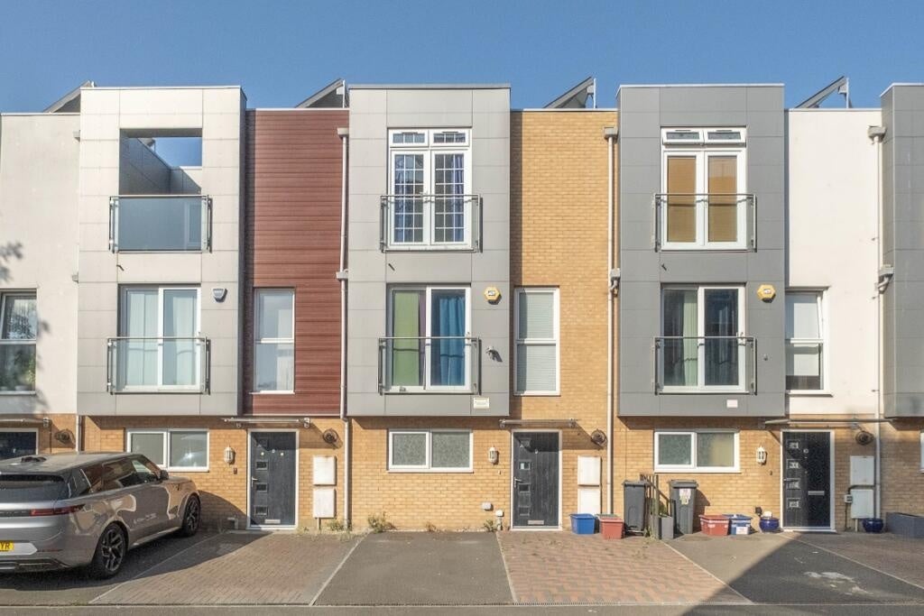 House Pontes Avenue in Greater London