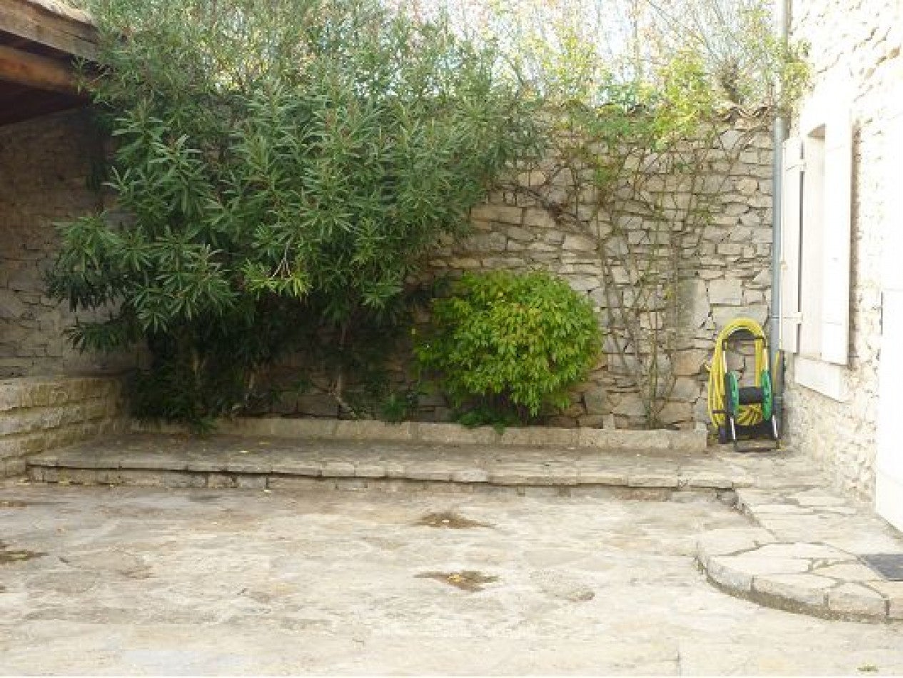 House Avenue du Moulin à Vent in Vacquières