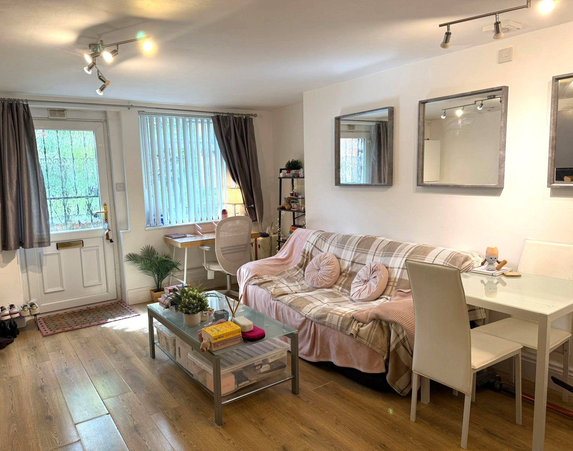 Flat Clarendon Road in Leeds