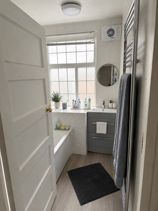Room Western Avenue in Greater London