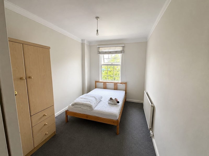 Room Western Avenue in Greater London