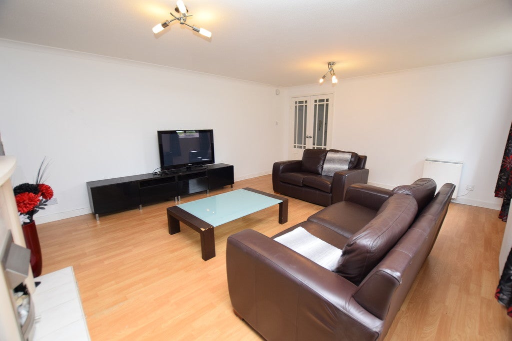 Flat Ratho Drive in Glasgow