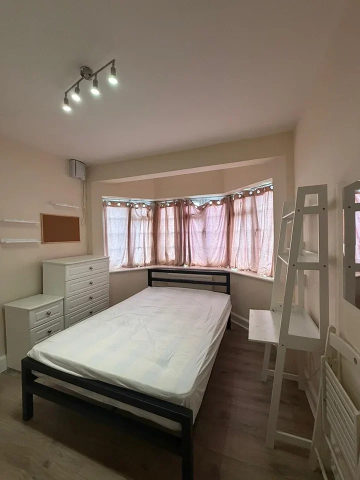 Room Hendon Way in Greater London