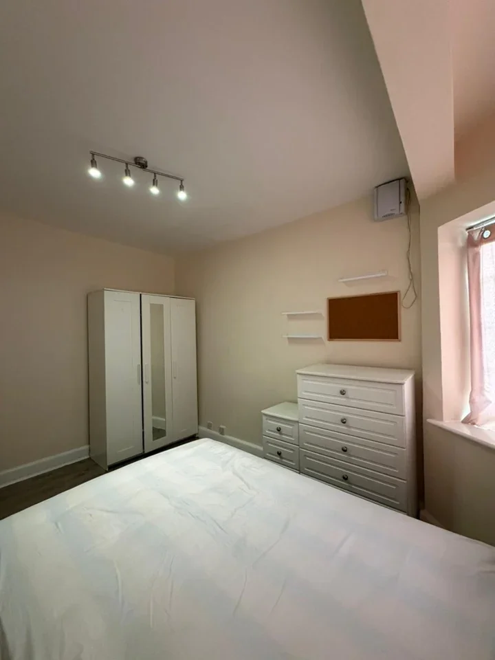 Room Hendon Way in Greater London