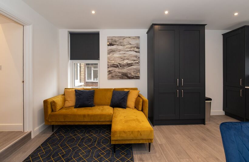 Flat Woodside Park Road in Greater London
