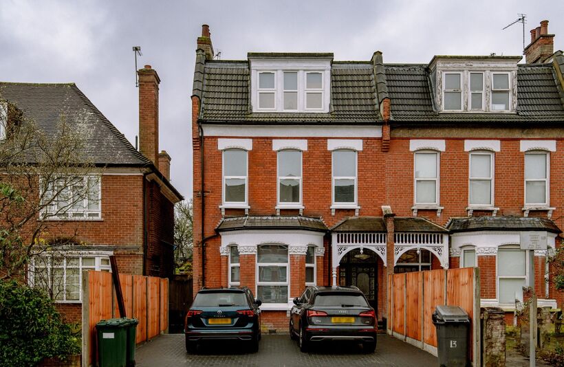 Flat Woodside Park Road in Greater London