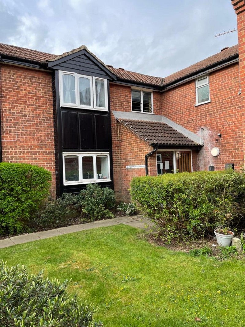 Flat Springwood Crescent in Greater London