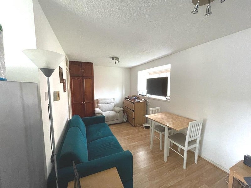 Flat Springwood Crescent in Greater London