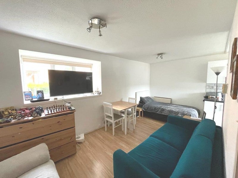 Flat Springwood Crescent in Greater London