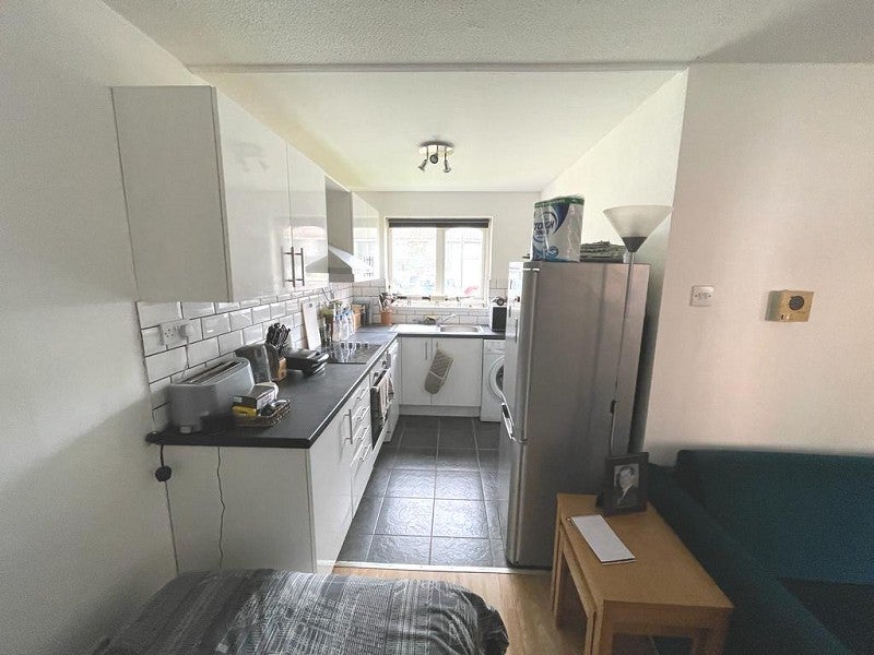 Flat Springwood Crescent in Greater London