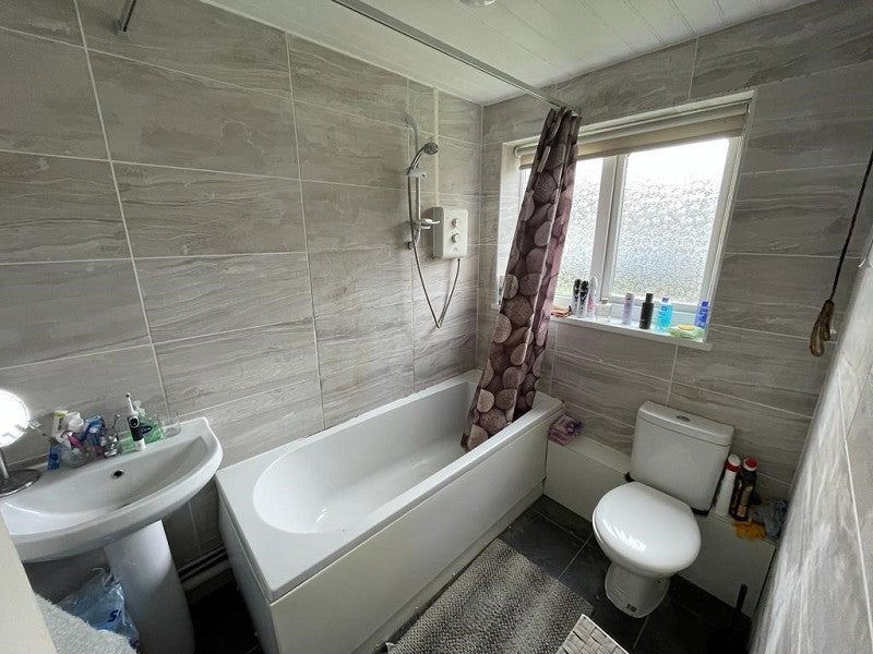Flat Springwood Crescent in Greater London
