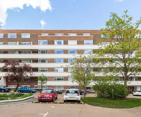 Flat Sheen Road in Greater London