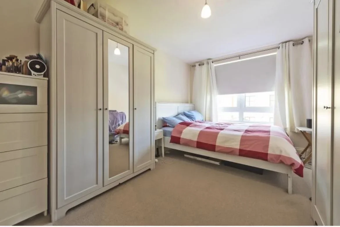 Flat Mantle Road in Greater London