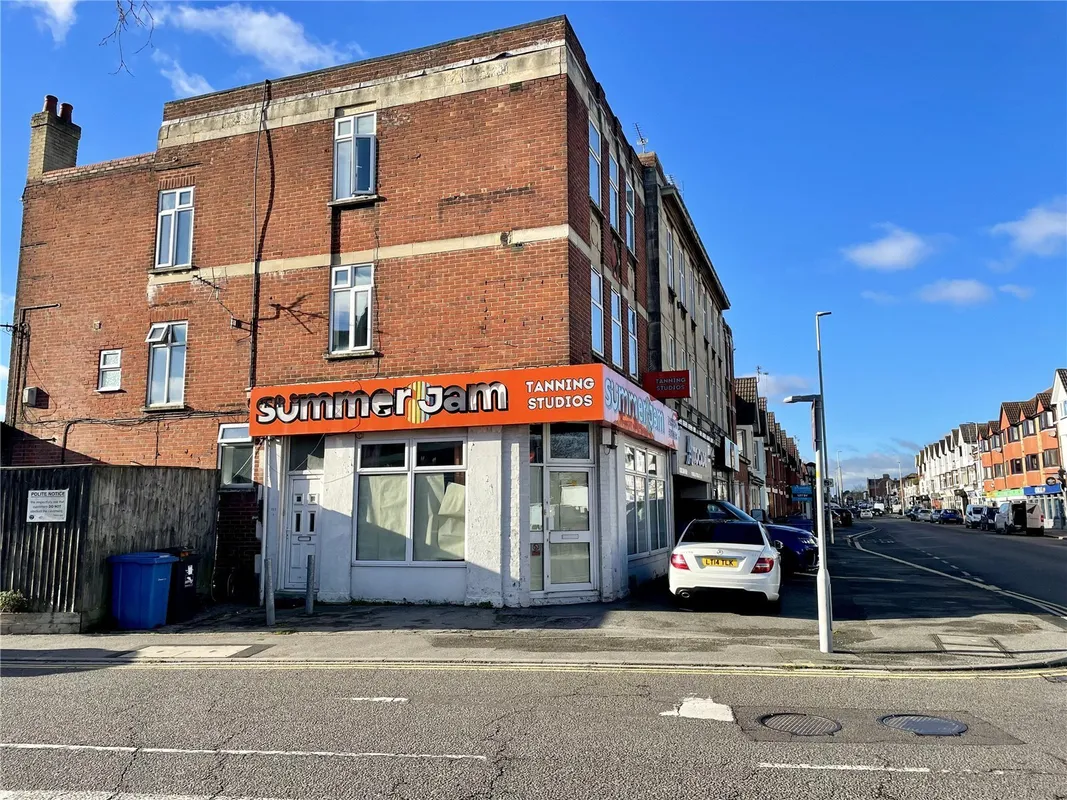 Flat Ashley Road in Poole
