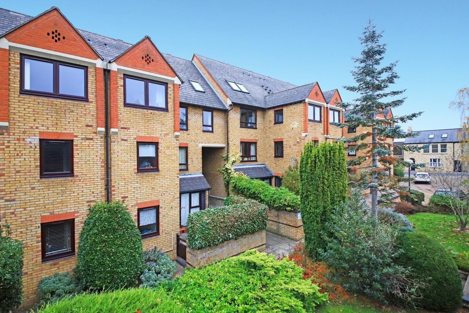 Flat Midsummer Place in Cambridge