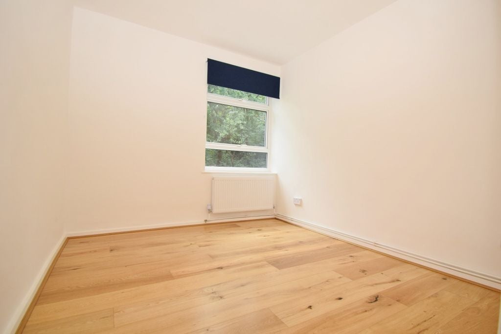 Flat Moss Lane in Greater London