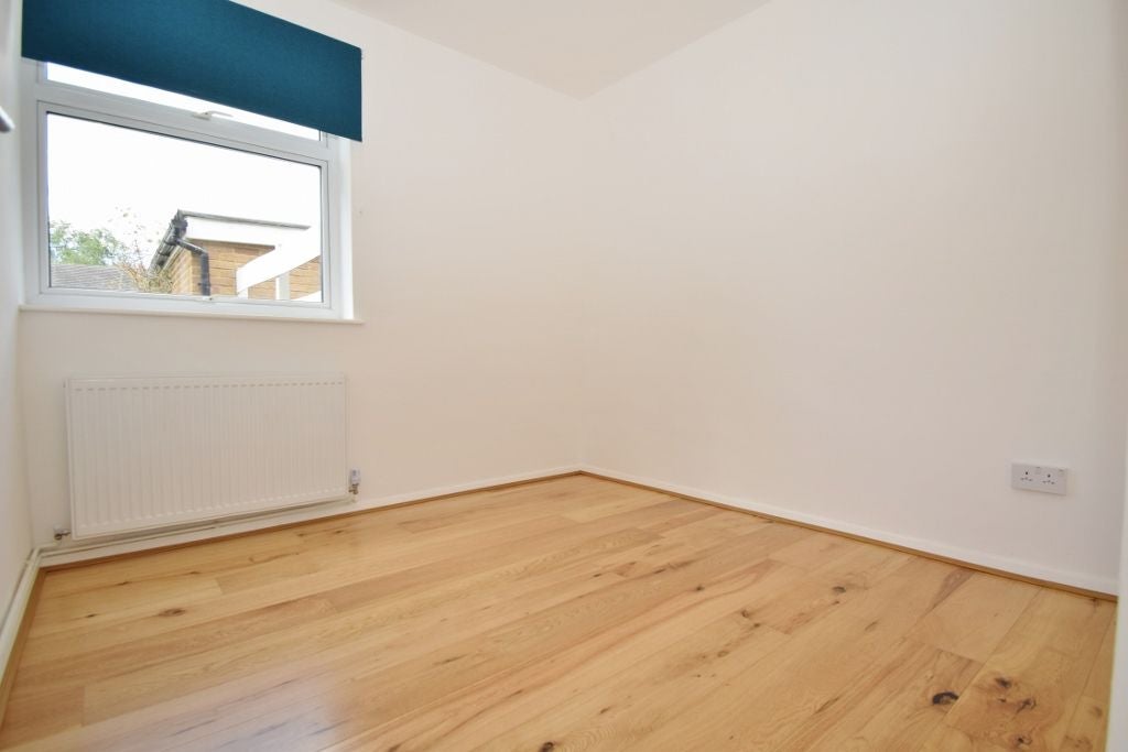 Flat Moss Lane in Greater London