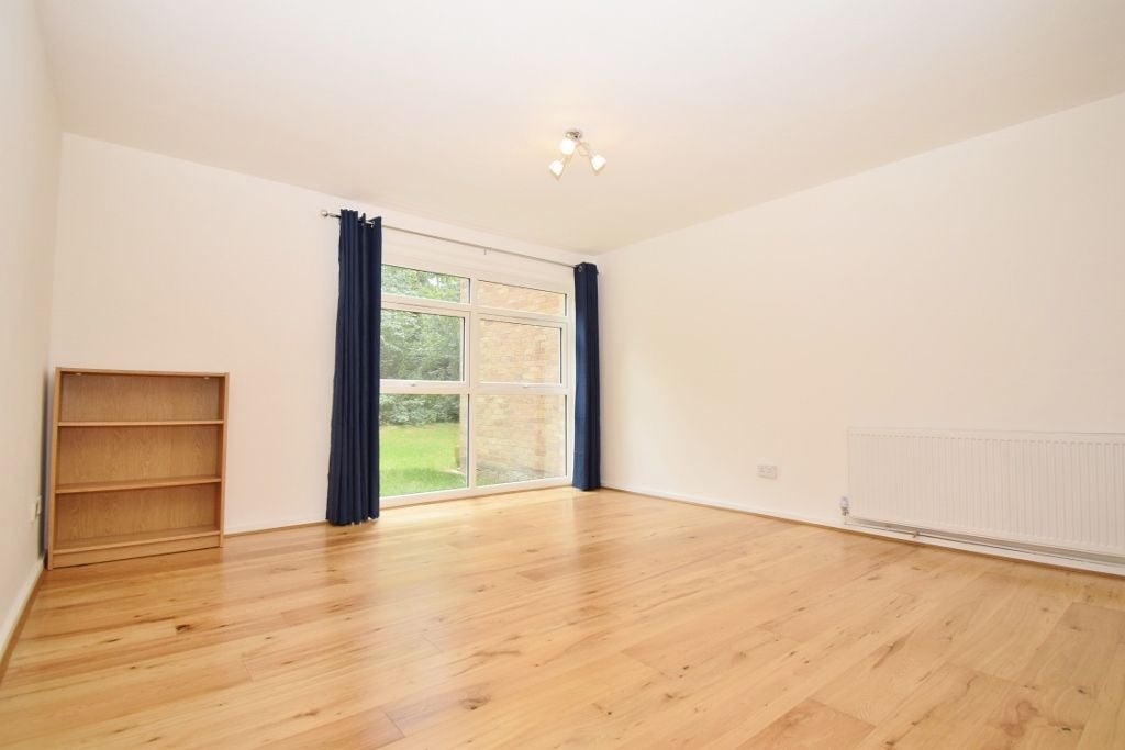 Flat Moss Lane in Greater London